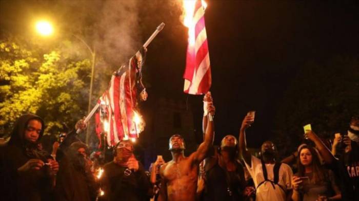 Queman bandera de EEUU en protesta contra racismo