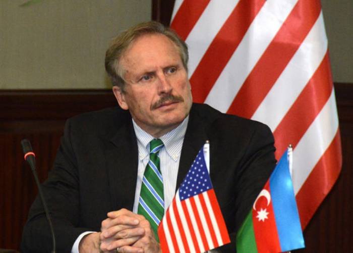 Robert Cekuta se refiere a la juventud de Azerbaiyán y EEUU