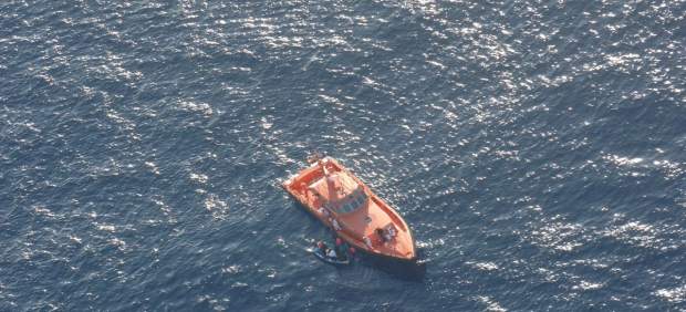 Rescatados en el Estrecho 35 inmigrantes que viajaban en una patera