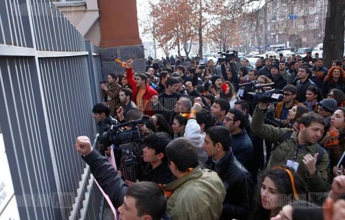 Les étudiants manifestent à Erevan - VIDEO