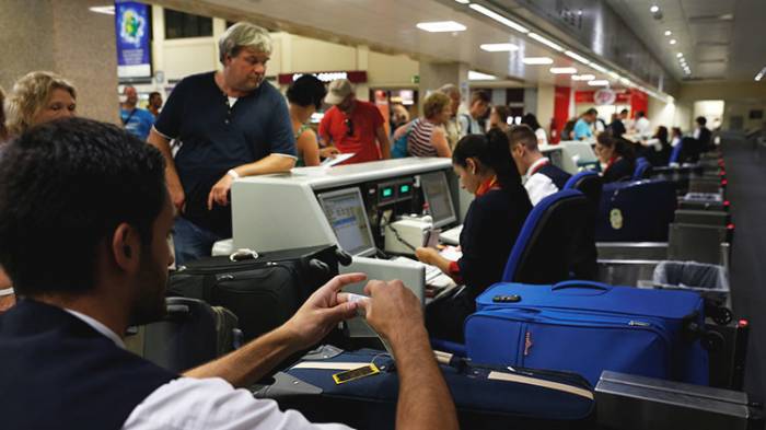 Caos en los aeropuertos del mundo tras la caída de sus sistemas informáticos