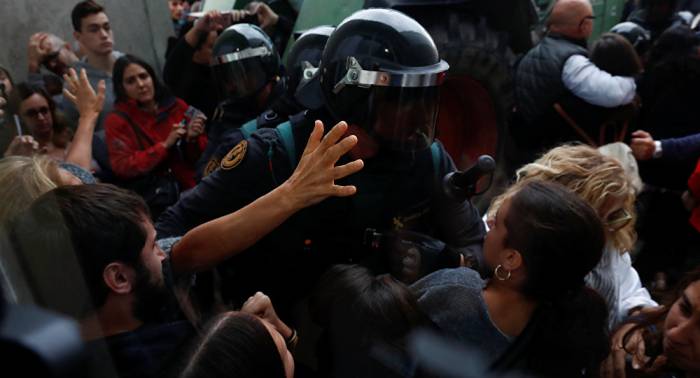 Tensión entre Policía y votantes en Cataluña (vídeos)