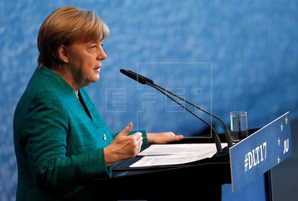 Merkel anuncia que tratará de negociar una coalición con liberales y verdes