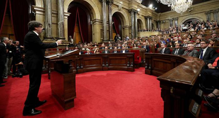 Puigdemont propone que el Parlamento suspenda la declaración de independencia