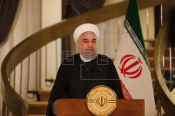 Rohani garantiza a Macron que cumplirá el acuerdo nuclear