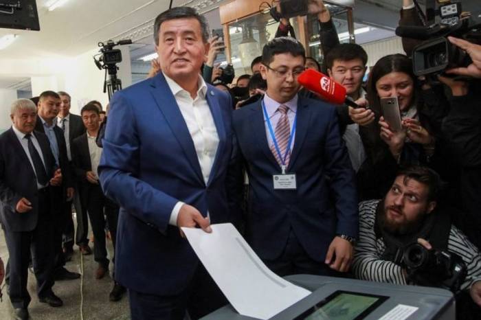 El candidato oficialista Zheenbékov gana las elecciones presidenciales en Kirguistán

