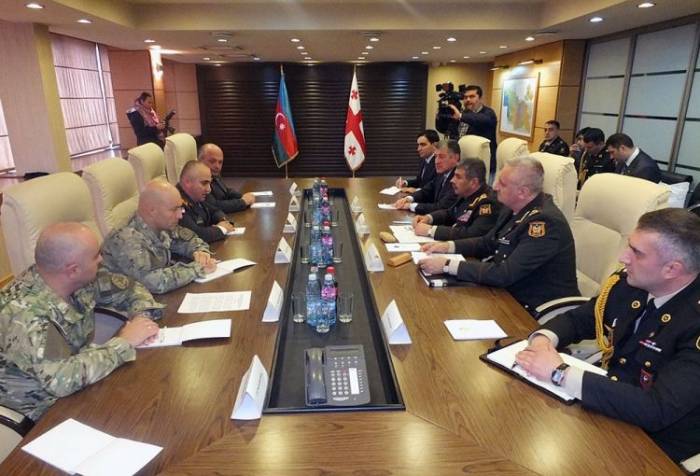 Verteidigungsminister Zakir Hasanov trifft sich mit dem Chef des georgischen Generalstabes