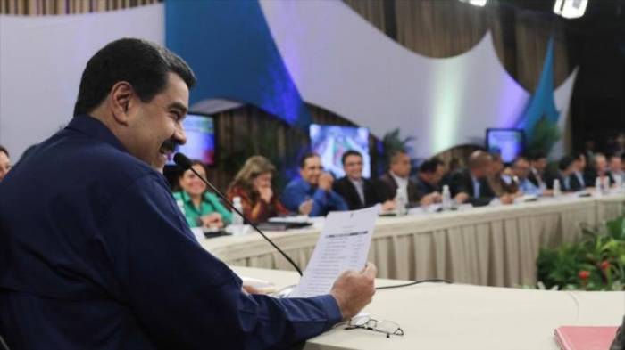 Maduro alaba a gobernadores opositores que se juramentan ante ANC