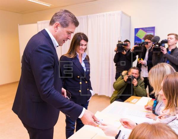 Conservadores lideran recuento en Islandia pero dependen de fuerzas de centro