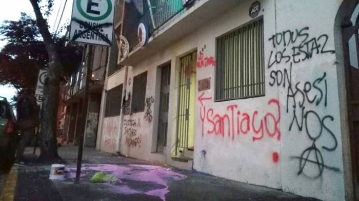 Atacan consulado argentino en Chile por caso de Maldonado