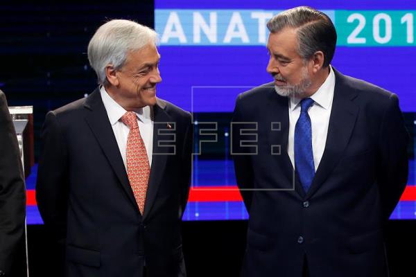 Los ocho aspirantes a La Moneda protagonizan un largo y áspero debate electoral