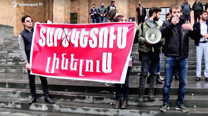 Los estudiantes armenios de nuevo protestan en Ereván-En vivo

