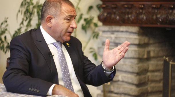 Argentina retira a su embajador tras ofender a ecuatorianos