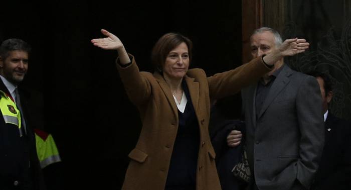 La presidenta del Parlamento catalán paga la fianza y espera salir en libertad