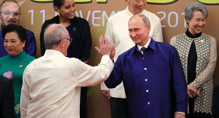 ¡Choca esos cinco Putin! El presidente de Perú se salta el protocolo (vídeo)