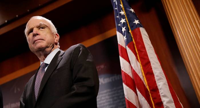 El senador republicano McCain carga contra Trump por confiar en Putin