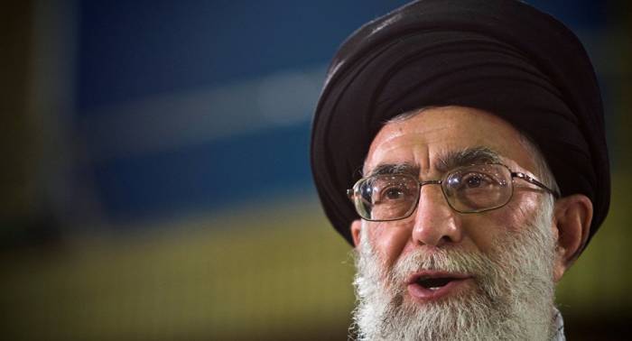 Líder supremo de Irán insta a los militares y civiles a ayudar a las víctimas del sismo