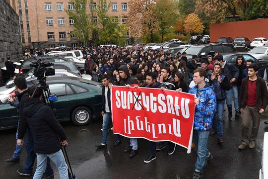 En Ereván se iniciaron los enfrentamientos entre los estudiantes y la policia –Fotos