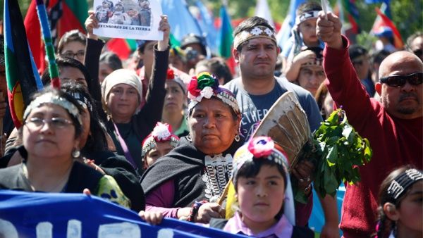 Mapuches de Argentina realizan marcha transfronteriza con Chile