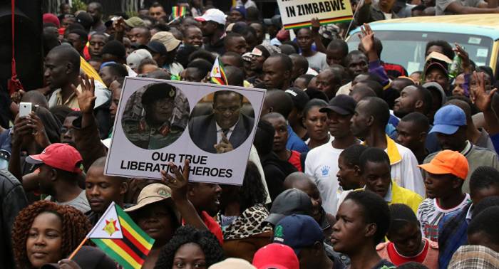 Estudiantes de Zimbabue salen a la calle para exigir la dimisión del presidente