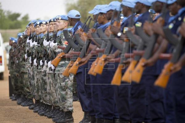 Tres cascos azules y un soldado maliense muertos en un ataque en un centro de Mali