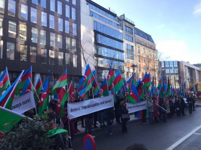 Los azerbaiyanos protestaron en Bruselas