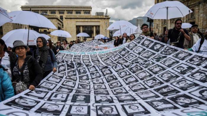 Colombianos protestan en primer aniversario del acuerdo de paz