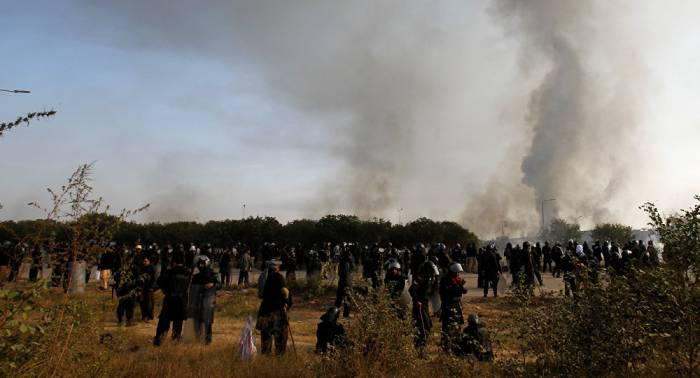 Policía de Pakistán utiliza gas lacrimógeno para dispersar a los manifestantes
