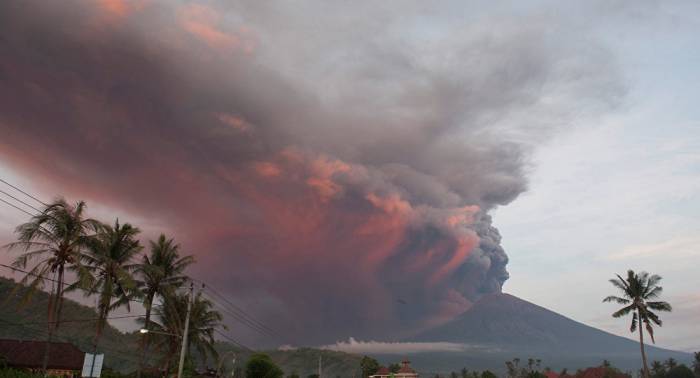 Erupción del volcán Agung provoca la cancelación de vuelos en Bali
