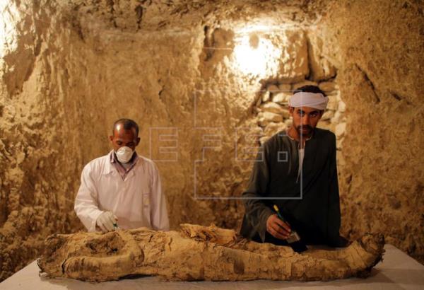 Una momia, máscaras o frescos entre los tesoros de dos tumbas del Imperio Nuevo