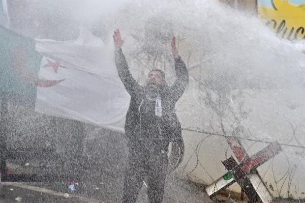 La Policía lanza gases contra los manifestantes cerca de la Embajada de EEUU en Beirut