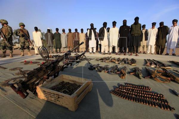 Unos 300 insurgentes abandonan la violencia y entregan sus armas en Pakistán