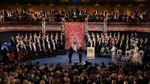 El Rey Carlos Gustavo de Suecia entrega los premios Nobel