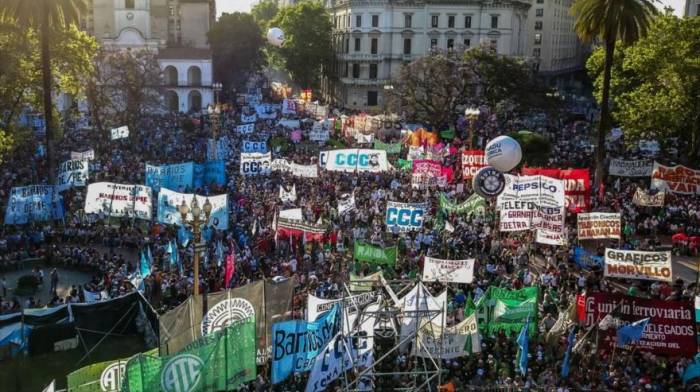 Masiva marcha contra Macri provoca caos en capital de Argentina