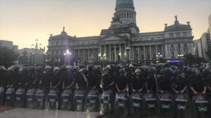 Cristina Fernández critica a Macri por reprimir protestas