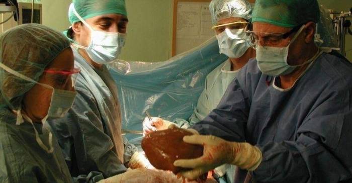 Un cirujano admite que tatuó su firma con láser en el hígado trasplantado de un paciente
