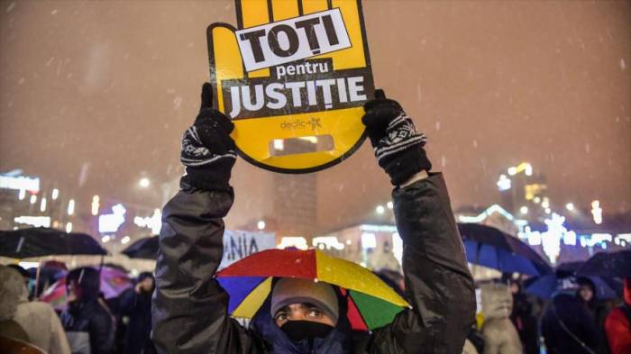 Miles de rumanos protestan contra reforma judicial del Gobierno