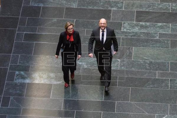 Merkel y Schulz se reúnen para preparar sus contactos para formar gobierno