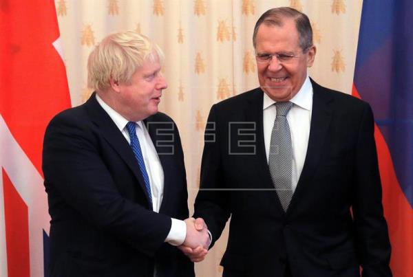 Lavrov llama a abordar los problemas "cara a cara" al reunirse con Johnson