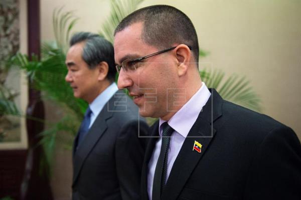 China, en reunión con Venezuela, pide respeto al camino elegido por cada país