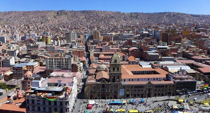 Campesinos bolivianos inundan La Paz para "sobrevivir" en Navidad