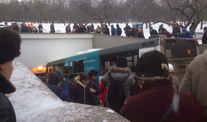 PRIMERAS IMÁGENES: Un autobús arrolla a varias personas en Moscú (18+)