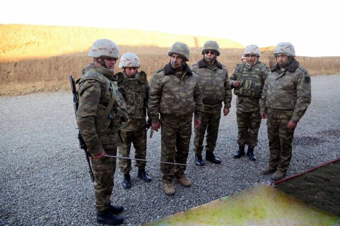 Ministro de Defensa de Azerbaiyán visita primera línea - FOTOS