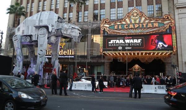 "Star Wars" celebra la Navidad como líder de la taquilla en EE.UU.