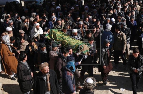 La minoría chií entierra en la intimidad a las víctimas del atentado de Kabul