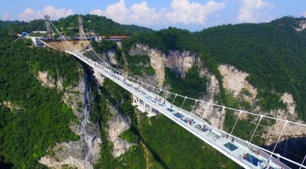 Le pont en verre fermé, victime de son succès