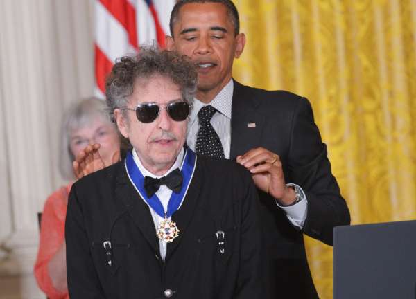 Les lauréats reçoivent leur prix, Dylan absent