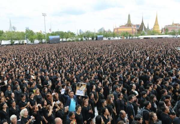 Une foule immense rend hommage à Bhumibol