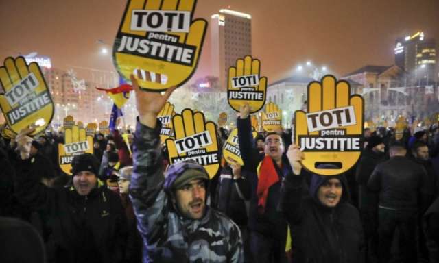 Romanians rally against proposed judicial reforms