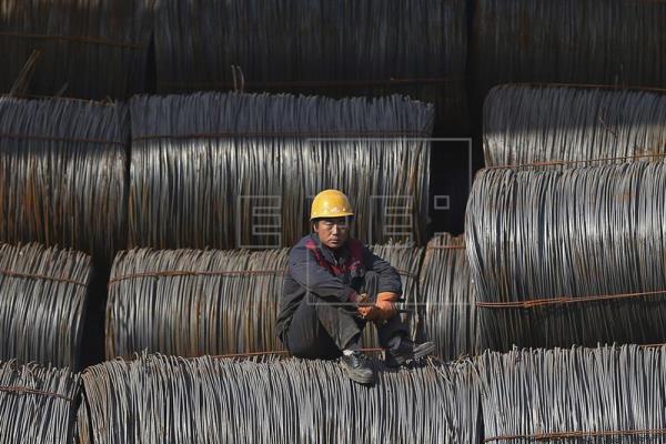 China prohíbe la exportación de acero a Corea del Norte y limita la de petróleo
